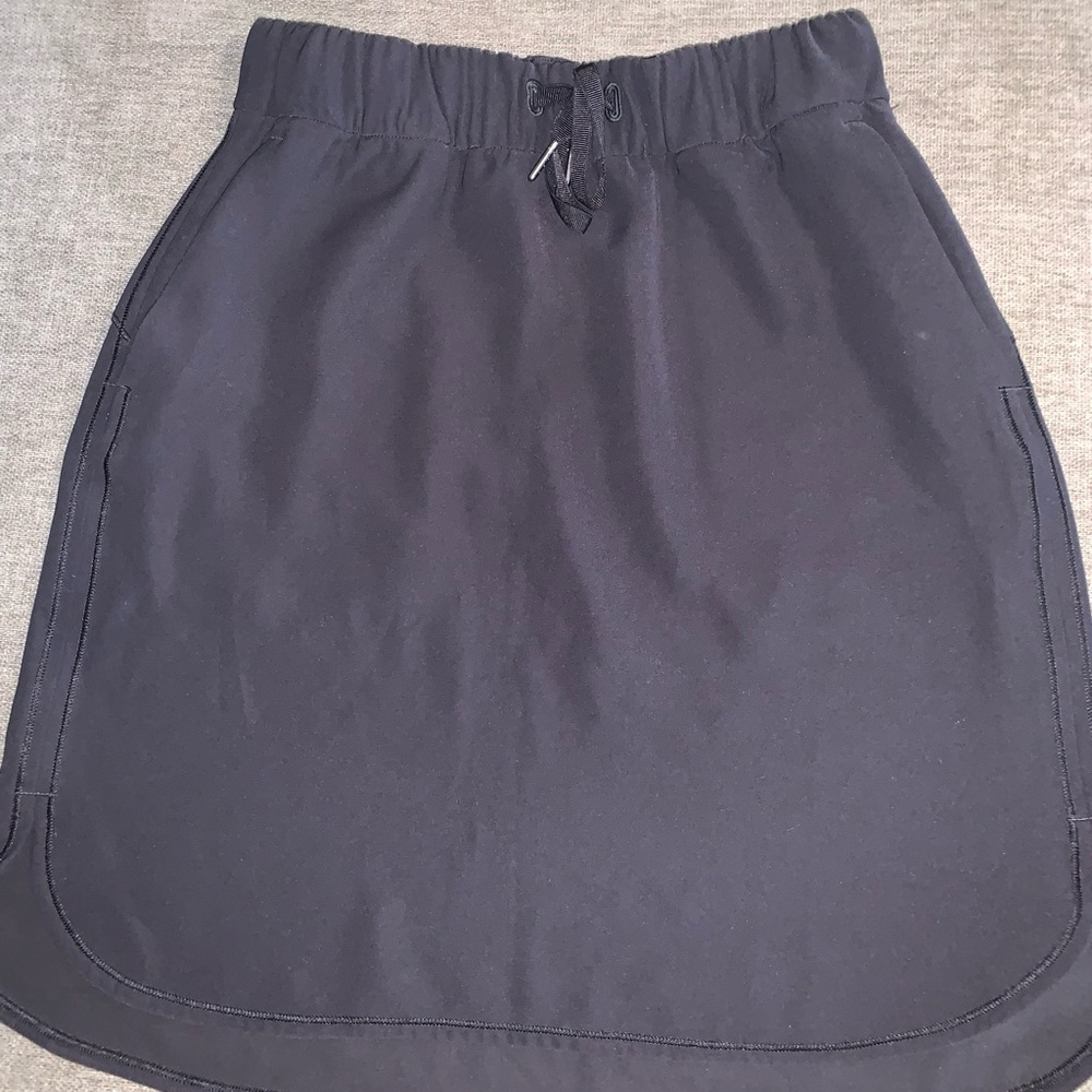 LULULEMON BLACK SKIRT